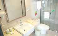 In-room Bathroom 3 Vatica Wuxi Central Station Xihu Road Hotel