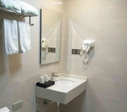 In-room Bathroom 7 GreenTree Inn Yancheng Dongtai Fuan Town Express H