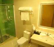 In-room Bathroom 7 Greentree Inn Beijing Dujiakan Garden Expo Park Ex