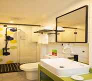 In-room Bathroom 5 Vatica Haikou Jinniu Ling Park Hai Vocational Coll