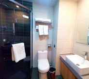 In-room Bathroom 7 Greentree Inn Heze Dingtao District Automobile Tow