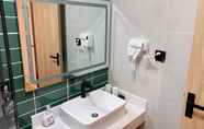 In-room Bathroom 4 Green Tree Inn Huangshan Yixian County Xidi Hongcu