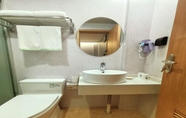 In-room Bathroom 4 Greentree Inn Shanghai Xujiahui Yishan Subway Stat