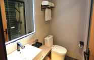 Toilet Kamar 6 Greentree Inn Luoyang Railway Station Wangfujing W