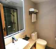 In-room Bathroom 6 Greentree Inn Luoyang Railway Station Wangfujing W