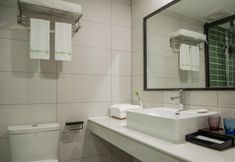 In-room Bathroom 5 Green Tree Inn Tengchong Rehai Hot Spring Airport 