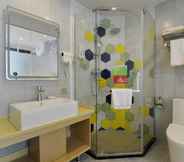 In-room Bathroom 2 Vatica Huanggang Luotian County City Square Hotel