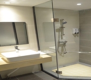 In-room Bathroom 3 Shell Hotel Macheng Commercial Logistics City