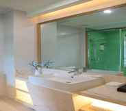 In-room Bathroom 5 Greentree Inn Tibet Nyingchi City Biji Shenshan Bu