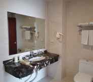 In-room Bathroom 6 GreenTree Inn DingZhou Railway Station Hotel