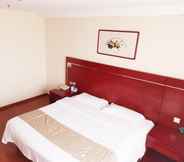 Bedroom 7 GreenTree Inn DingZhou Railway Station Hotel