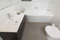 In-room Bathroom Carnmore Hagley Park