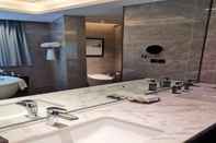 In-room Bathroom Ramada by Wyndham Xianning Xishan Mountain