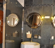 In-room Bathroom 7 Logis Hotel Le Moulin De Villiers