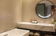 In-room Bathroom 2 Holiday Inn Hotel & Sts Wuhan International Expo