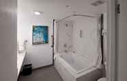 In-room Bathroom 6 Clarion Pointe San Diego East El Cajon