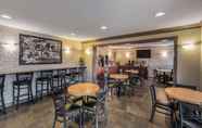 Bar, Cafe and Lounge 2 Quality Inn & Suites Vernon