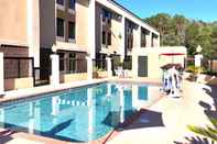 Swimming Pool Comfort Inn Darien