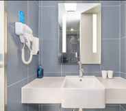 Toilet Kamar 2 Hanting Hotel(South of Railway Station You'anmen B