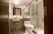 In-room Bathroom 7 Hanting Premium (Xi'an Keji 2nd Road Xi'an Univers