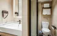 In-room Bathroom 2 Hanting Premium (Shanghai ZhongshanGongyuan Yan'an