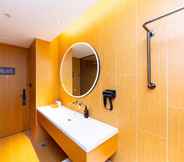 In-room Bathroom 7 Ji Hotel(Shanghai Lujiazui Mall Road store)