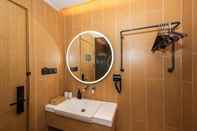Phòng tắm bên trong Ji Hotel (Beijing Sanlitun Taikoo Li)