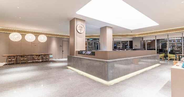 Lobby Ji Hotel Shanghai Pudong Airport Zhuqiao wine stor