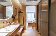 In-room Bathroom 3 Ji Hotel Shanghai Pudong Airport Zhuqiao wine stor