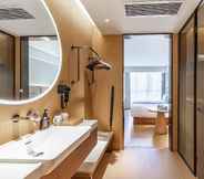 In-room Bathroom 3 Ji Hotel Shanghai Pudong Airport Zhuqiao wine stor