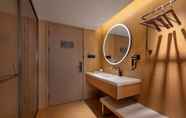 In-room Bathroom 2 Ji Hotel (Shanghai Fengzhuang South Qilianshan Roa