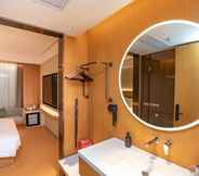 In-room Bathroom 5 Ji Hotel (Shenzhen Nanyou Metro Station)