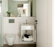 In-room Bathroom 4 Eric Vokel Boutique Apartments Hamburg Suites