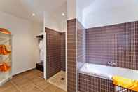 In-room Bathroom Logis Auberge de Chavannes