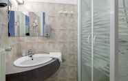 Toilet Kamar 7 Logis Hotel Cazes - A. Arazat