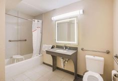 Bilik Mandi dalam Bilik 6 Rodeway Inn Smyrna