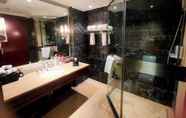 Toilet Kamar 7 Jinlong Holiday Hotel