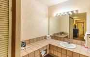 In-room Bathroom 3 Econo Lodge Spotsylvania T. Fredericksburg