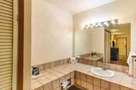 In-room Bathroom Econo Lodge Spotsylvania T. Fredericksburg