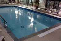 สระว่ายน้ำ Country Inn & Suites Radisson Toronto Mississauga