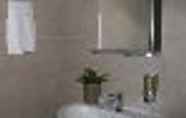 In-room Bathroom 2 KM1 Plaza Mayor