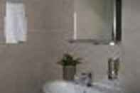 In-room Bathroom KM1 Plaza Mayor