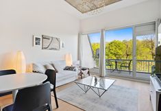 其他 5 Elegant 1BR Apt: Balcony, Pool, Central Location