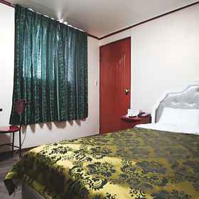 上鳳宮 1, 酒店 细格鲁学院