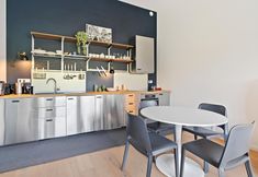 其他 6 Elegant 1BR Apt: Balcony, Pool, Central Location