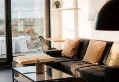 기타 3 Bright Chic 1BR Apt w Balc & Prkg