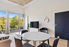 其他 4 Elegant 1BR Apt: Balcony, Pool, Central Location