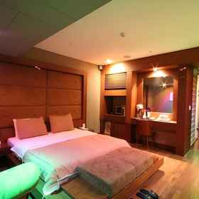 尚峰梅 1, 酒店 细格鲁学院