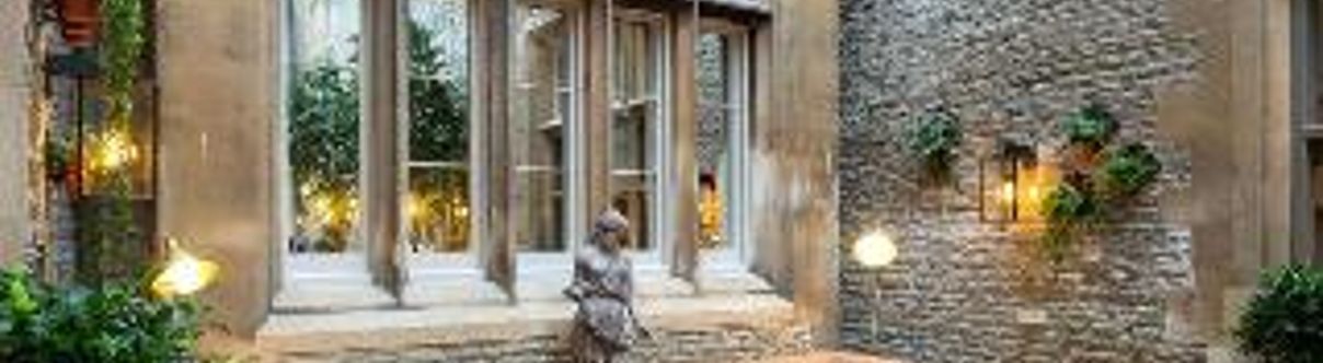 อื่นๆ Tortworth Court Four Pillars