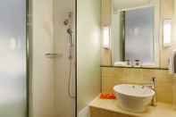 Phòng tắm bên trong Holiday Inn Express HONG KONG SOHO, an IHG Hotel